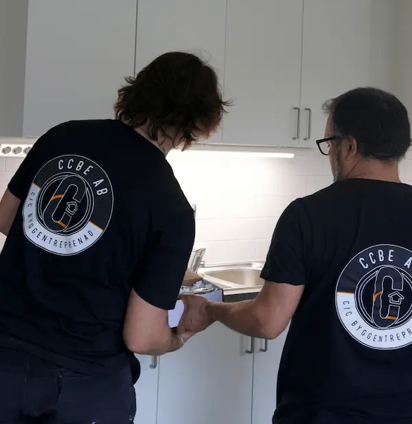 Claudio och en anställd mäter